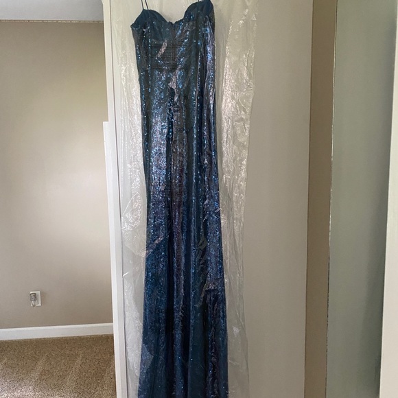 Beautiful Windsor Prom Dress - Picture 4 of 8